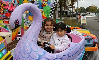 Eine erste Runde im Karussell: Dilara (5) und Mira (3) warten darauf, dass es auf dem Warburger Rummel jetzt endlich losgeht. - Dieter Scholz Eine erste Runde im Karussell: Dilara (5) und Mira (3) warten darauf, dass es auf dem Warburger Rummel jetzt endlich losgeht. - Dieter Scholz
