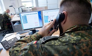Dank einer Personaloffensive, an der auch die Bundeswehr beteiligt ist, hat es das Bielefelder Gesundheitsamt geschafft, dass es keine offenen Fälle mehr in der Kontaktnachverfolgung gibt. - dpa Dank einer Personaloffensive, an der auch die Bundeswehr beteiligt ist, hat es das Bielefelder Gesundheitsamt geschafft, dass es keine offenen Fälle mehr in der Kontaktnachverfolgung gibt. - dpa