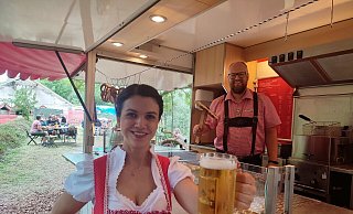 Angelina und Michael Krüger haben vorher noch nie in der Gastronomie gearbeitet. Doch mit dem neuen Biergarten "RadlerTreff an der Weser" starten sie parallel zu ihren Hauptberufen einen Familienbetrieb. - Anastasia von Fugler Angelina und Michael Krüger haben vorher noch nie in der Gastronomie gearbeitet. Doch mit dem neuen Biergarten "RadlerTreff an der Weser" starten sie parallel zu ihren Hauptberufen einen Familienbetrieb. - Anastasia von Fugler