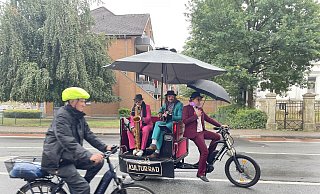 Musik auf dem Rad: Das "Kulturrad" lieferte mobile Dixiland-Klänge. - Natalie Gottwald Musik auf dem Rad: Das "Kulturrad" lieferte mobile Dixiland-Klänge. - Natalie Gottwald