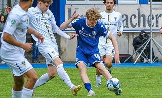 Lenni Unruh (am Ball) und seine U19-Arminen siegten im DFB-Pokal klar. - Andreas Zobe Lenni Unruh (am Ball) und seine U19-Arminen siegten im DFB-Pokal klar. - Andreas Zobe