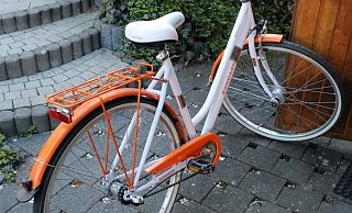 Dieses Rad hinterließen die Diebe in der Straße "Am Jägerbach". Die Polizei fragt, wer dieses Rad kennt. - Polizei Dieses Rad hinterließen die Diebe in der Straße "Am Jägerbach". Die Polizei fragt, wer dieses Rad kennt. - Polizei