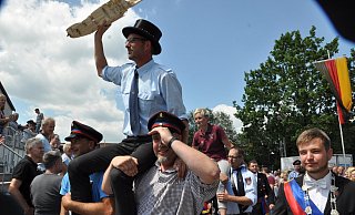 Große Freude: Die Schützenkameraden lassen Königin Carmen und König Stefan Fingerhut hochleben. - Brigitta Wieskotten Große Freude: Die Schützenkameraden lassen Königin Carmen und König Stefan Fingerhut hochleben. - Brigitta Wieskotten