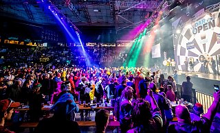 Tausende Zuschauer wollten sich das Darts-Event in der Haller OWL-Arena nicht entgehen lassen. - Sören Voss Tausende Zuschauer wollten sich das Darts-Event in der Haller OWL-Arena nicht entgehen lassen. - Sören Voss