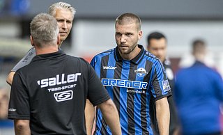 Robert Leipertz musste gegen Hannover schon nach zehn Minuten verletzt raus und wird hier von Cheftrainer Lukas Kwasniok bei seiner Auswechslung in Empfang genommen. - picture alliance/dpa Robert Leipertz musste gegen Hannover schon nach zehn Minuten verletzt raus und wird hier von Cheftrainer Lukas Kwasniok bei seiner Auswechslung in Empfang genommen. - picture alliance/dpa