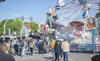 Das Bünder Frühlingsfest lockt jedes Jahr zahlreiche Besucher in die Innenstadt. - Joel Beinke Das Bünder Frühlingsfest lockt jedes Jahr zahlreiche Besucher in die Innenstadt. - Joel Beinke