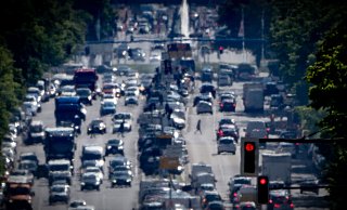 Autos, LKW und Lieferfahrzeuge in der Hauptstadt Berlin. Laut Expertenrat für Klimafragen stehen vor allem die Bereiche Gebäude und Verkehr schlecht da. - Michael Kappeler/dpa Autos, LKW und Lieferfahrzeuge in der Hauptstadt Berlin. Laut Expertenrat für Klimafragen stehen vor allem die Bereiche Gebäude und Verkehr schlecht da. - Michael Kappeler/dpa