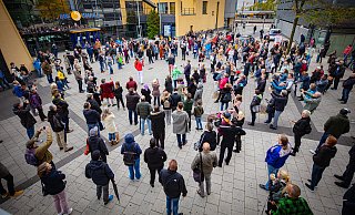 Mit Abstand hatten sich die Demonstranten am Montag vor dem Ishara am Boulevard getroffen. - NW Mit Abstand hatten sich die Demonstranten am Montag vor dem Ishara am Boulevard getroffen. - NW