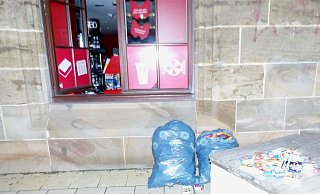 Auf der Flucht ließ der Einbrecher seine Beute am Kiosk vom Mindener Bahnhof zurück. - Polizei Minden-Lübbecke Auf der Flucht ließ der Einbrecher seine Beute am Kiosk vom Mindener Bahnhof zurück. - Polizei Minden-Lübbecke