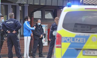Zwei Brüder aus Vlotho sollen einen Mann am Zentralen Omnibusbahnhof mit dem Messer leicht verletzt haben. - Ulf Hanke Zwei Brüder aus Vlotho sollen einen Mann am Zentralen Omnibusbahnhof mit dem Messer leicht verletzt haben. - Ulf Hanke