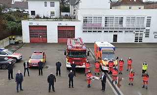 Bürgermeister Lars Bökenkröger (4. von r.) übereichte am Heiligabend ein Dankeschön an die diensthabenden Marbeiter der Feuer- und Rettungswache. - Sandra C. Siegemund Bürgermeister Lars Bökenkröger (4. von r.) übereichte am Heiligabend ein Dankeschön an die diensthabenden Marbeiter der Feuer- und Rettungswache. - Sandra C. Siegemund