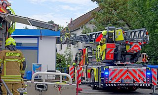 In einem zweigeschosigen Wohnhgebäude zwischen der Aral-Tankstelle an der Borchener Straße und dem Bürgerpark brannte Unrat in einem Zimmer im Obergeschoss. Eine Person wurde von der Feuerwehr gerettet. - Ralph Meyer In einem zweigeschosigen Wohnhgebäude zwischen der Aral-Tankstelle an der Borchener Straße und dem Bürgerpark brannte Unrat in einem Zimmer im Obergeschoss. Eine Person wurde von der Feuerwehr gerettet. - Ralph Meyer
