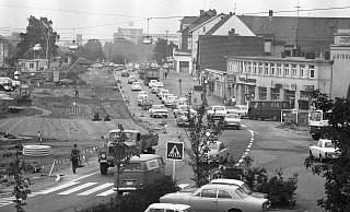 Ausbau auf vier Spuren: Die Mindener Straße im Sommer 1970, rechts das Autohaus Fuhrken, links ist Opel Jäcker, im Hintergrund die Weserhütte. Foto: NW-Archiv - NW-Archiv Ausbau auf vier Spuren: Die Mindener Straße im Sommer 1970, rechts das Autohaus Fuhrken, links ist Opel Jäcker, im Hintergrund die Weserhütte. Foto: NW-Archiv - NW-Archiv