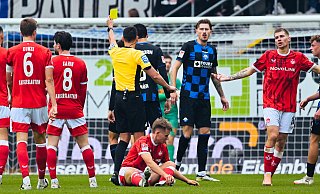 Schiedsrichter Konrad Oldhafer zeigt dem Paderborner Mika Baur (nicht im Bild), der den Lauterer Naatan Skyttä (am Boden) gefoult hatte, die Gelbe Karte. - Besim Mazhiqi Schiedsrichter Konrad Oldhafer zeigt dem Paderborner Mika Baur (nicht im Bild), der den Lauterer Naatan Skyttä (am Boden) gefoult hatte, die Gelbe Karte. - Besim Mazhiqi