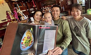 An der Bielefelder Straße 40 betreibt Quang Hu Vuu (M.) mit seiner Frau Ha Thu Pham (l.) und Schwester Nu Thi Vu das neue Restaurant "Vietnam Plus 2". Der Sohn des Chef-Ehepaars ist ein Jahr alt. - Jens Reddeker An der Bielefelder Straße 40 betreibt Quang Hu Vuu (M.) mit seiner Frau Ha Thu Pham (l.) und Schwester Nu Thi Vu das neue Restaurant "Vietnam Plus 2". Der Sohn des Chef-Ehepaars ist ein Jahr alt. - Jens Reddeker