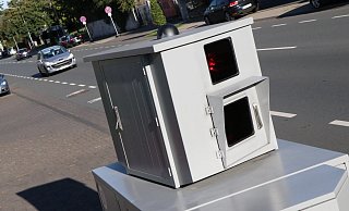 Mit dem mobilen Blitzgerät Dana misst die Stadt Paderborn - wie hier an der Warburger Straße - die Geschwindigkeit der Verkehrsteilnehmer. - Holger Kosbab Mit dem mobilen Blitzgerät Dana misst die Stadt Paderborn - wie hier an der Warburger Straße - die Geschwindigkeit der Verkehrsteilnehmer. - Holger Kosbab