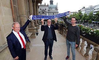 Die drei vom Balkon: Pit Clausen, Hans-Jürgen Laufer und Timo Fratz (v. l.) stehen dort, wo sieben Mal Bundesliga gefeiert wurde ... das achte Mal soll nur aufgeschoben sein. - Wolfgang Rudolf Die drei vom Balkon: Pit Clausen, Hans-Jürgen Laufer und Timo Fratz (v. l.) stehen dort, wo sieben Mal Bundesliga gefeiert wurde ... das achte Mal soll nur aufgeschoben sein. - Wolfgang Rudolf
