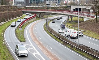 Der Lkw zog eine lange Ölspur hinter sich her. - Jörg Dieckmann Der Lkw zog eine lange Ölspur hinter sich her. - Jörg Dieckmann