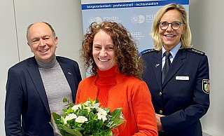 Behördenleiter Christoph Rüther und Polizei-Abteilungsleiterin Margit Picker (r.) begrüßen Anika Kröger, die neue Leiterin der Direktion Kriminalität bei der Kreispolizeibehörde Paderborn. - Polizei Paderborn Behördenleiter Christoph Rüther und Polizei-Abteilungsleiterin Margit Picker (r.) begrüßen Anika Kröger, die neue Leiterin der Direktion Kriminalität bei der Kreispolizeibehörde Paderborn. - Polizei Paderborn