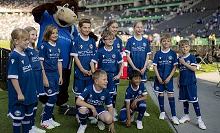 Die Einlaufkinder mit Maskottchen im Olympia-Stadion. Für Janis aus Enger (4. v. l.) war es ein besonderes Erlebnis. - getty für Volkswagen - Alexander Scheuber Die Einlaufkinder mit Maskottchen im Olympia-Stadion. Für Janis aus Enger (4. v. l.) war es ein besonderes Erlebnis. - getty für Volkswagen - Alexander Scheuber