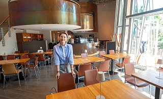 Silke Laffontien im Marta-Café. Sie kehrt damit zum ursprünglichen Namen der Gastronomie zurück, auch die Stühle der Anfangsjahre sind wieder da. - Ralf Bittner Silke Laffontien im Marta-Café. Sie kehrt damit zum ursprünglichen Namen der Gastronomie zurück, auch die Stühle der Anfangsjahre sind wieder da. - Ralf Bittner