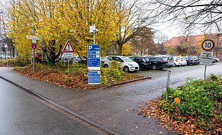 Der Parkplatz an der Hansastrasse ist neuerdings unbeschrankt, aber videoüberwacht. Die Kameras scannen die Kennzeichen und können so nachhalten, wer wie wie lange geparkt hat. - Ralf Bittner Der Parkplatz an der Hansastrasse ist neuerdings unbeschrankt, aber videoüberwacht. Die Kameras scannen die Kennzeichen und können so nachhalten, wer wie wie lange geparkt hat. - Ralf Bittner