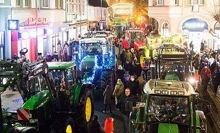 Kurz vor Weihnachten 2023: Die Traktoren haben den Alten Markt erreicht und stoppen dort kurzzeitig. - Ralf Bittner Kurz vor Weihnachten 2023: Die Traktoren haben den Alten Markt erreicht und stoppen dort kurzzeitig. - Ralf Bittner