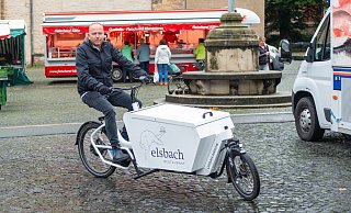 Seit gut drei Jahren nutzt Marc Höhne sein E-Lastenrad für Einkäufe auf dem Wochenmarkt und im Sinem und möchte das Rad nicht mehr missen. - Ralf Bittner Seit gut drei Jahren nutzt Marc Höhne sein E-Lastenrad für Einkäufe auf dem Wochenmarkt und im Sinem und möchte das Rad nicht mehr missen. - Ralf Bittner