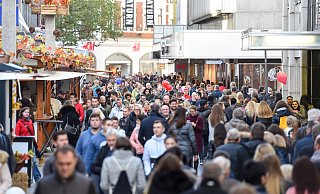 Es ist viel los in der City, wie hier beim verkaufsoffenen Sonntag in der Bahnhofstraße. - Symbolfoto: Christian Weische Es ist viel los in der City, wie hier beim verkaufsoffenen Sonntag in der Bahnhofstraße. - Symbolfoto: Christian Weische