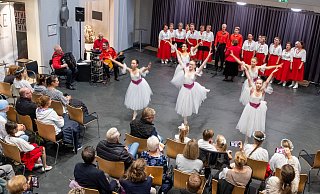 Der Chor Rodnik und die Tänzerinnen der Ballettschule Iris Witte präsentieren seit einigen Jahren bei der Kulturnacht ein gemeinsames Programm im Elsbach-Haus. - Ralf Bittner Der Chor Rodnik und die Tänzerinnen der Ballettschule Iris Witte präsentieren seit einigen Jahren bei der Kulturnacht ein gemeinsames Programm im Elsbach-Haus. - Ralf Bittner