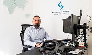 IT-Unternehmer Hamed Rahimi Darehchi hat mit seinem Unternehmen Solutions-Apps gerade neue Büroräume bezogen. Kunden hat er inzwischen in 60 Ländern auf fünf Kontinenten. - Ralf Bittner IT-Unternehmer Hamed Rahimi Darehchi hat mit seinem Unternehmen Solutions-Apps gerade neue Büroräume bezogen. Kunden hat er inzwischen in 60 Ländern auf fünf Kontinenten. - Ralf Bittner