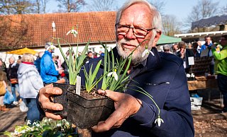 Der Herforder Jan Höft ist Hobby-Gärtner und Schneeglöckchen-Fan. An die 50 verschiedene Sorten wachsen in seinem Garten. Einige davon bietet er an seinem Stand auf Gut Bustedt an. - Ralf Bittner Der Herforder Jan Höft ist Hobby-Gärtner und Schneeglöckchen-Fan. An die 50 verschiedene Sorten wachsen in seinem Garten. Einige davon bietet er an seinem Stand auf Gut Bustedt an. - Ralf Bittner