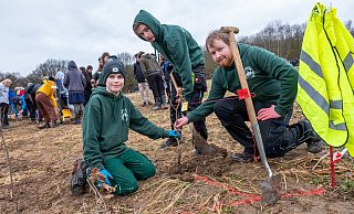 Mitglieder der Waldjugend waren auch beim Pflanzen des Klimawaldes der Olof-Palme-Gesamtschule Anfang des Jahres dabei. - Ralf Bittner Mitglieder der Waldjugend waren auch beim Pflanzen des Klimawaldes der Olof-Palme-Gesamtschule Anfang des Jahres dabei. - Ralf Bittner