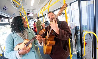 "White Coffe" gehören zu den Musikern, die die Mitfahrenden im "Songliner"-Bus zwischen den Etappen mit Kurzauftritten unterhalten. - Ralf Bittner "White Coffe" gehören zu den Musikern, die die Mitfahrenden im "Songliner"-Bus zwischen den Etappen mit Kurzauftritten unterhalten. - Ralf Bittner