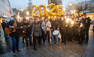 Zum Finale des Umzuges durch die Stadt wünschen Schornsteinfegerinnen, Schornsteinfeger und das "Tanztee Terzett" den Menschen alles Gute für 2025. - Ralf Bittner Zum Finale des Umzuges durch die Stadt wünschen Schornsteinfegerinnen, Schornsteinfeger und das "Tanztee Terzett" den Menschen alles Gute für 2025. - Ralf Bittner