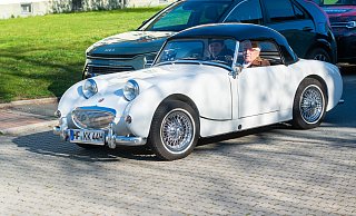 90 Oldtimer gehen bei der 41. Linnenbauer-Oldtimerfahrt im Minutentakt auf die Strecke. Vor dem Start können die Autos auf dem Parkplatz bestaunt werden. - Ralf Bittner 90 Oldtimer gehen bei der 41. Linnenbauer-Oldtimerfahrt im Minutentakt auf die Strecke. Vor dem Start können die Autos auf dem Parkplatz bestaunt werden. - Ralf Bittner