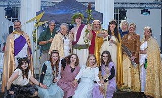 Gedränge im Olymp: Vor dem ionischen Tempel (Wandelhalle), mit seinem dorischen Säulengang, haben es sich Zeus und die Seinen gemütlich gemacht. - Thorsten Ulonska Gedränge im Olymp: Vor dem ionischen Tempel (Wandelhalle), mit seinem dorischen Säulengang, haben es sich Zeus und die Seinen gemütlich gemacht. - Thorsten Ulonska