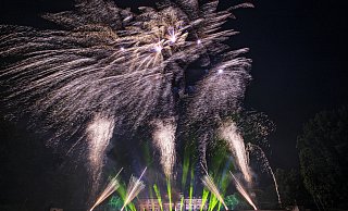 Für das Höhenfeuerwerk im Kurpark setzt der Pyrotechniker Daniel Weber Kugelbomben mit 60 bis 75 Millimetern Durchmesser ein. Jeder Effekt ist auf die Musik abgestimmt. - Thorsten Ulonska Für das Höhenfeuerwerk im Kurpark setzt der Pyrotechniker Daniel Weber Kugelbomben mit 60 bis 75 Millimetern Durchmesser ein. Jeder Effekt ist auf die Musik abgestimmt. - Thorsten Ulonska