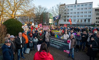Um die 150 Menschen protestieren gegenüber der CDU-Zentrale Herford (hinten rechts) an der Berliner Straße. Anlass ist der mit Stimmen der AfD angenommene 5-Punkte-Plan zur Migration von Friedrich Merz und Union im Bundestag. - Ralf Bittner Um die 150 Menschen protestieren gegenüber der CDU-Zentrale Herford (hinten rechts) an der Berliner Straße. Anlass ist der mit Stimmen der AfD angenommene 5-Punkte-Plan zur Migration von Friedrich Merz und Union im Bundestag. - Ralf Bittner