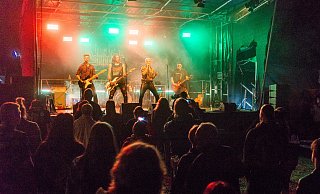 Ricky Shindig bringen mit ihrem energiegeladenen Rock im Stil der 1980er und der entsprechenden Show den Festplatz zum Beben. - Ralf Bittner Ricky Shindig bringen mit ihrem energiegeladenen Rock im Stil der 1980er und der entsprechenden Show den Festplatz zum Beben. - Ralf Bittner