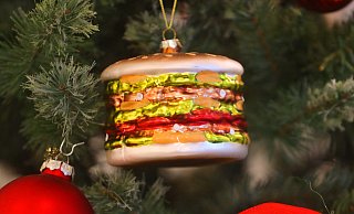 Für Burger-Fans darf dieser Schmuck am Baum nicht fehlen. - Sarah Jonek Für Burger-Fans darf dieser Schmuck am Baum nicht fehlen. - Sarah Jonek