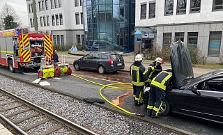 Die Artur-Ladebeck-Straße war während der Löscharbeiten zumindest einspurig gesperrt. Im Motorraum einer Mercedes E-Klasse hatte es gebrannt. - Charlotte Mahncke Die Artur-Ladebeck-Straße war während der Löscharbeiten zumindest einspurig gesperrt. Im Motorraum einer Mercedes E-Klasse hatte es gebrannt. - Charlotte Mahncke
