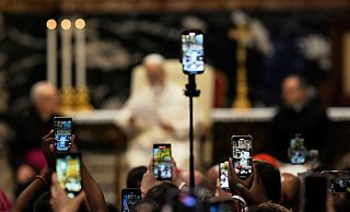 Es sind längst nicht mehr nur Rosenkränze: Die Kirche setzt nun auch auf Smartphones. (Archivbild) - Gregorio Borgia/AP/dpa Es sind längst nicht mehr nur Rosenkränze: Die Kirche setzt nun auch auf Smartphones. (Archivbild) - Gregorio Borgia/AP/dpa