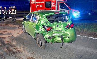 Schwer beschädigt wurde dieser Opel-Kleinwagen, der vom verursachenden Kleintransporter auf der A33 bei Borchen gerammt und in die seitliche Schutzplanke geschleudert wurde. - Ralph Meyer Schwer beschädigt wurde dieser Opel-Kleinwagen, der vom verursachenden Kleintransporter auf der A33 bei Borchen gerammt und in die seitliche Schutzplanke geschleudert wurde. - Ralph Meyer