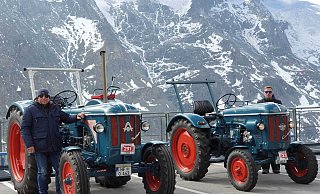 Udo und Jan mit ihren beiden Hanomag während der 22. Traktor Weltmeisterschaft im September 2024 auf der Großglockner-Hochalpenstraße. Obwohl es wenige Tage zuvor einen Wintereinbruch und reichlich Neuschnee gegeben hatte, fand die Fahrt selbst bei sogenanntem Kaiserwetter statt. - Familie Ostermann Udo und Jan mit ihren beiden Hanomag während der 22. Traktor Weltmeisterschaft im September 2024 auf der Großglockner-Hochalpenstraße. Obwohl es wenige Tage zuvor einen Wintereinbruch und reichlich Neuschnee gegeben hatte, fand die Fahrt selbst bei sogenanntem Kaiserwetter statt. - Familie Ostermann