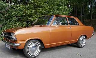 Zwischen 1965 und 1973 sind vom Opel Kadett B in unterschiedlichen Karosserieformen nahezu 2,7 Millionen Exemplare gebaut worden. Die hier gezeigte zweitürige Limousine bot nicht nur Platz für fünf Personen, sondern hatte einen in dieser Klasse unschlagbar großen Kofferraum. - Jörg Militzer Zwischen 1965 und 1973 sind vom Opel Kadett B in unterschiedlichen Karosserieformen nahezu 2,7 Millionen Exemplare gebaut worden. Die hier gezeigte zweitürige Limousine bot nicht nur Platz für fünf Personen, sondern hatte einen in dieser Klasse unschlagbar großen Kofferraum. - Jörg Militzer
