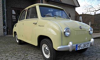 Kofferraum? Fehlanzeige! Hinter der formschönen Blechfront des Goggomobils begann direkt das Passagierabteil mit zwei vorderen Einzelsitzen und einer hinteren (Kinder-) Sitzbank. Zwischen den Radhäusern und der Pedalerie war gerade noch genug Platz für ein, von innen montiertes, Reserverad der Größe 4.40 x 10. - Jörg Militzer Kofferraum? Fehlanzeige! Hinter der formschönen Blechfront des Goggomobils begann direkt das Passagierabteil mit zwei vorderen Einzelsitzen und einer hinteren (Kinder-) Sitzbank. Zwischen den Radhäusern und der Pedalerie war gerade noch genug Platz für ein, von innen montiertes, Reserverad der Größe 4.40 x 10. - Jörg Militzer