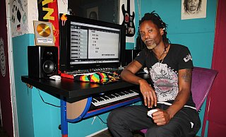 Musik ist seine große Leidenschaft: Faustino Matumona hat sich in seiner Wohnung, in der er mit seiner deutschen Freundin lebt, ein kleines Tonstudio eingerichtet. In seiner Musik verarbeitet er auch Situationen, in denen er rassistisch beleidigt wird. - Nicole Bliesener Musik ist seine große Leidenschaft: Faustino Matumona hat sich in seiner Wohnung, in der er mit seiner deutschen Freundin lebt, ein kleines Tonstudio eingerichtet. In seiner Musik verarbeitet er auch Situationen, in denen er rassistisch beleidigt wird. - Nicole Bliesener