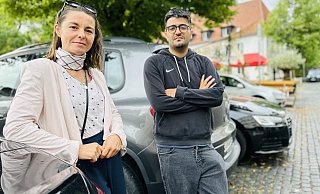 Adriana Galek und Can Sahin sind das Duo hinter dem App-Projekt WirParken – die Universal-App für alle lokalen Parkplatzfragen – wie hier in der Altstadt. - Stefan Becker Adriana Galek und Can Sahin sind das Duo hinter dem App-Projekt WirParken – die Universal-App für alle lokalen Parkplatzfragen – wie hier in der Altstadt. - Stefan Becker