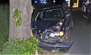 Durch den Frontalaufprall wurde der BMW so schwer beschädigt, dass er als Totalschaden einzustufen ist. - Polizei Höxter Durch den Frontalaufprall wurde der BMW so schwer beschädigt, dass er als Totalschaden einzustufen ist. - Polizei Höxter